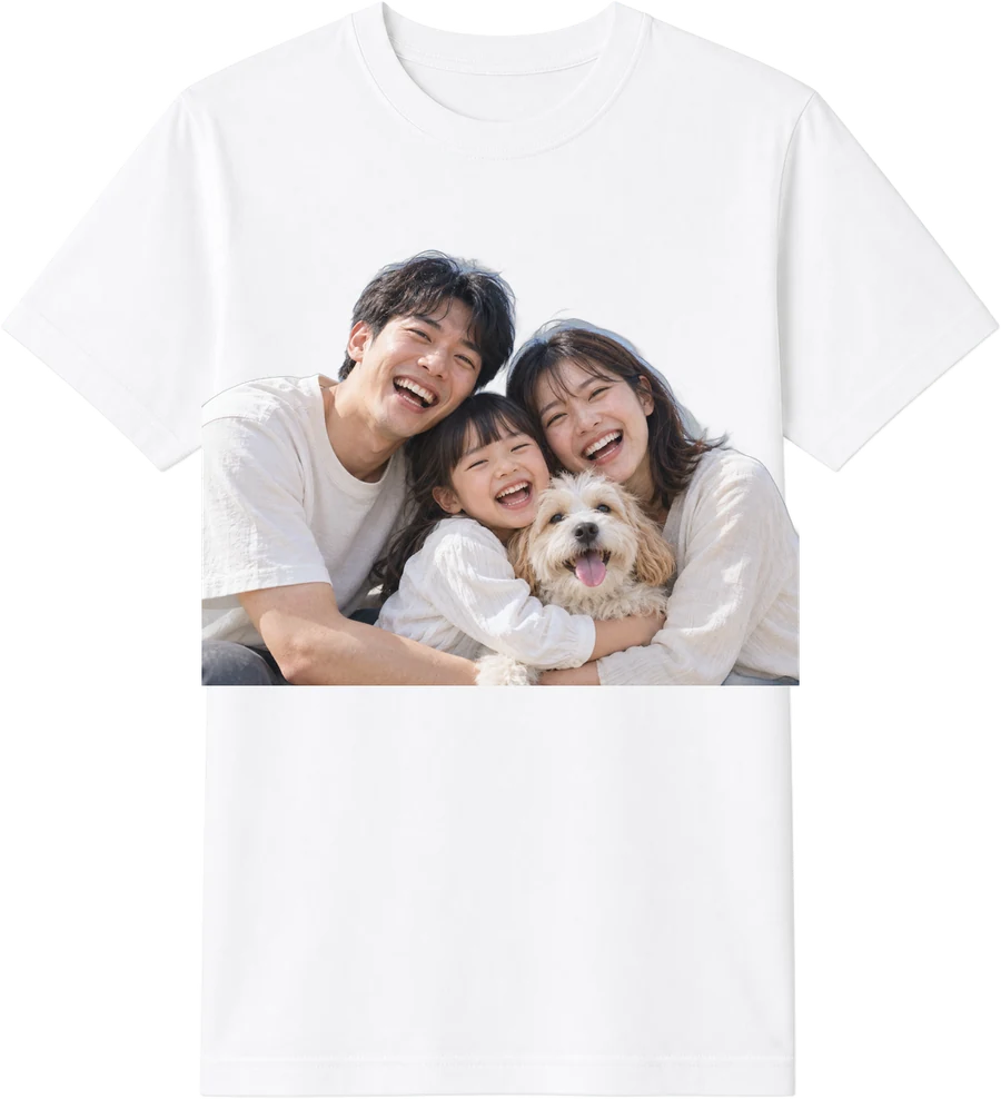 一家人與愛犬的合照印在白色 T 恤上